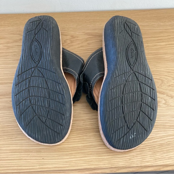 Clarks Size 11 Black Floral Thong Sandals - Picture 7 of 8